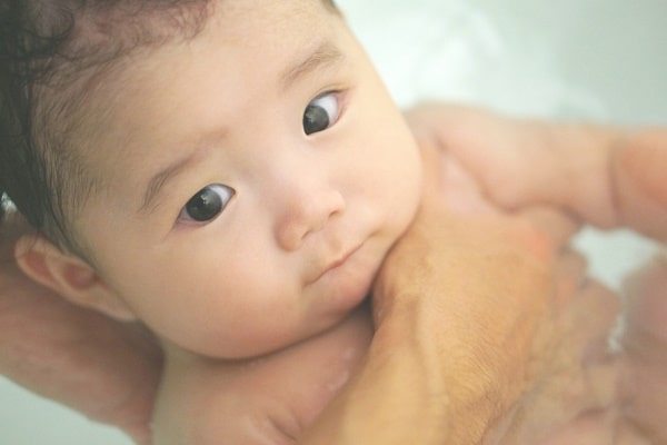 新生児の赤ちゃん沐浴の頻度は？毎日必要？温度や時間帯についても！