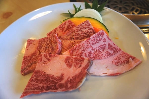 山小屋で焼肉ランチ。ステーキも人気のお店で松坂牛を堪能してきたよ。