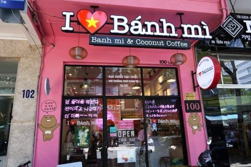 I LOVE Banh MIのお店前