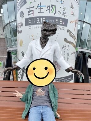 福井県立恐竜博物館の入口の恐竜博士
